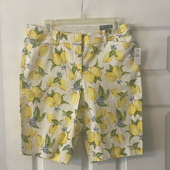 Talbots Pants - Talbots Yellow Lemon Print Women’s Shorts size 6 brand new two front pockets